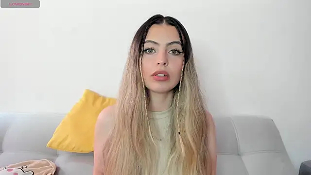 Snapshot of Fernanda_aaaa chatting on April 5, 2026, 2:46 pm Fernanda aaaa online show from April 5, 2026, 2:46 pm