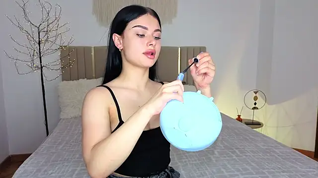 Snapshot of Silena_sky chatting on June 11, 2026, 6:43 am Silena sky online show from June 11, 2026, 6:43 am