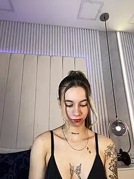 JuliaColemann online show from February 5, 2026, 12:23 pm