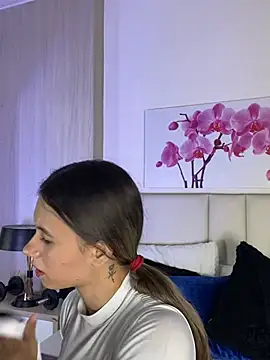 JuliaColemann online show from July 14, 2026, 12:00 pm