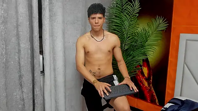 Snapshot of Tobias_Vega chatting on April 28, 2026, 3:11 am Tobias Vega online show from April 28, 2026, 3:11 am