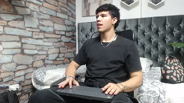 Snapshot of Tobias_Vega chatting on May 8, 2026, 3:32 am Tobias Vega online show from May 8, 2026, 3:32 am