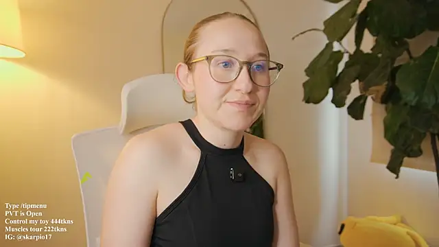 Snapshot of Scarlett_NoirMuse chatting on May 17, 2026, 8:42 pm Scarlett NoirMuse online show from May 17, 2026, 8:42 pm