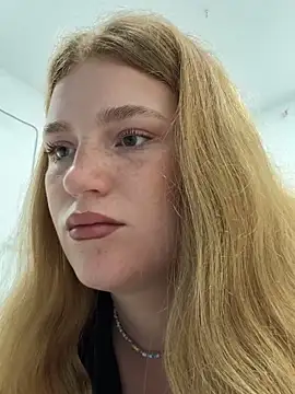 Snapshot of SunnyGrin chatting on March 3, 2026, 9:22 pm SunnyGrin online show from March 3, 2026, 9:22 pm