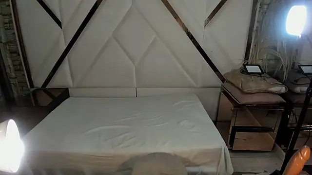 Shara Oz online show from February 13, 2026, 3:39 am