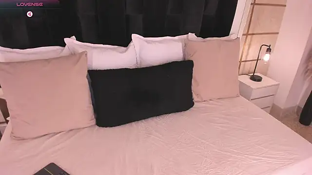 Crystal Rose   online show from June 18, 2026, 2:54 am