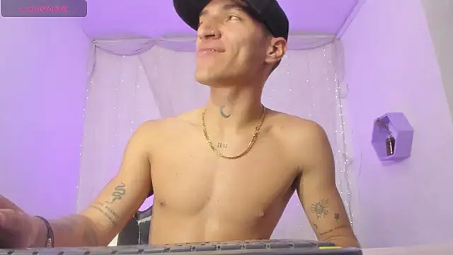 dantefriore  online show from February 2, 2026, 7:57 pm