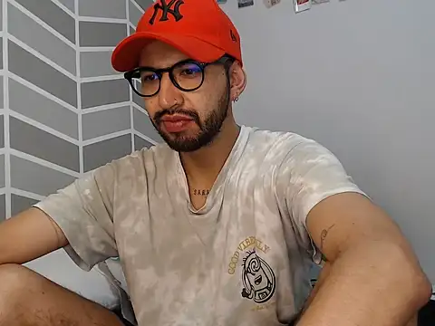 thomass1018 online show from June 17, 2026, 4:28 pm