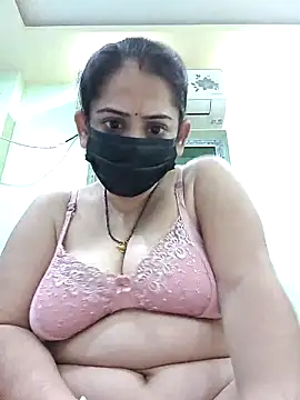 diyam4002 online show from March 9, 2026, 2:20 pm