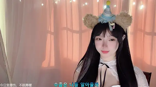 LovelyXiaoYi online show from February 12, 2026, 12:54 am