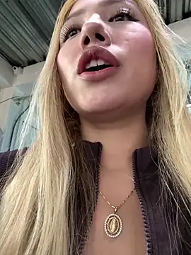 Isa cortes  online show from April 22, 2026, 1:51 pm