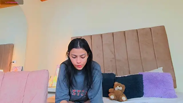 LANA LARSEN online show from March 13, 2026, 11:37 am