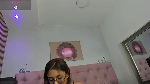 isabella  lux online show from March 16, 2026, 8:55 pm