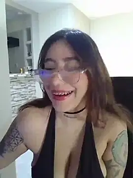 Snapshot of Helll_girll chatting on March 25, 2026, 3:17 am Helll girll online show from March 25, 2026, 3:17 am