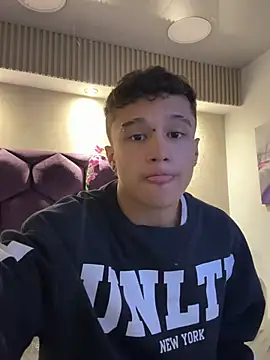 Snapshot of Dominik_Souza chatting on May 7, 2026, 8:23 pm Dominik Souza online show from May 7, 2026, 8:23 pm