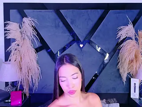 KylieWhitee online show from March 17, 2026, 1:03 pm