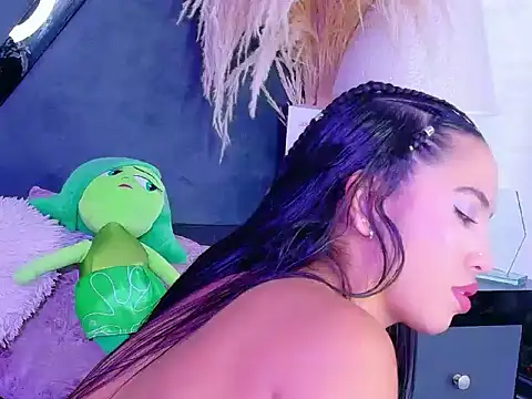 KylieWhitee online show from March 20, 2026, 1:23 pm