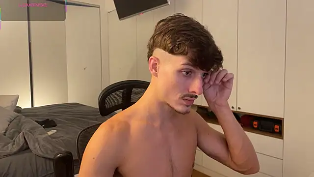 vitoraugustoxxx online show from March 3, 2026, 8:27 pm