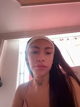 Bonny Eva online show from May 14, 2026, 4:26 pm