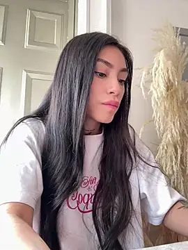 Bonny Eva online show from May 5, 2026, 5:27 pm