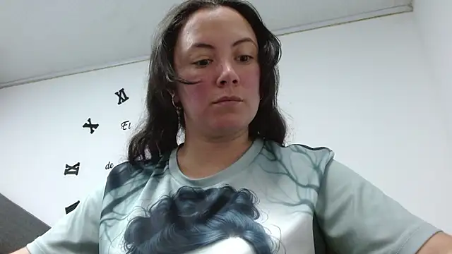 ElaMurray02 online show from February 9, 2026, 3:43 pm