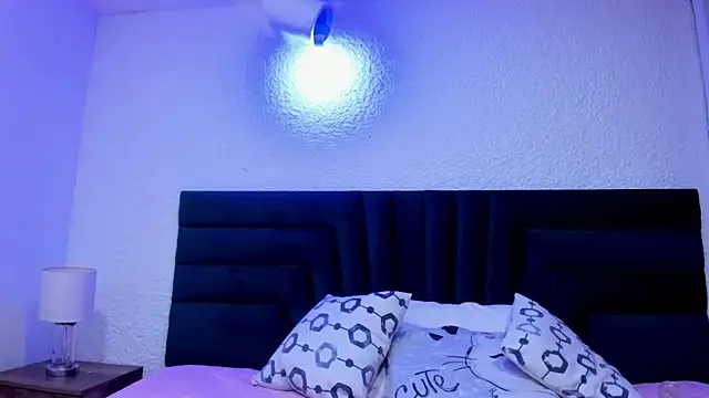 Dahliablack online show from May 1, 2026, 4:28 am