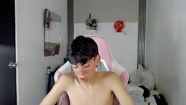 Snapshot of Liarr_ chatting on June 7, 2026, 5:56 am Liarr online show from June 7, 2026, 5:56 am