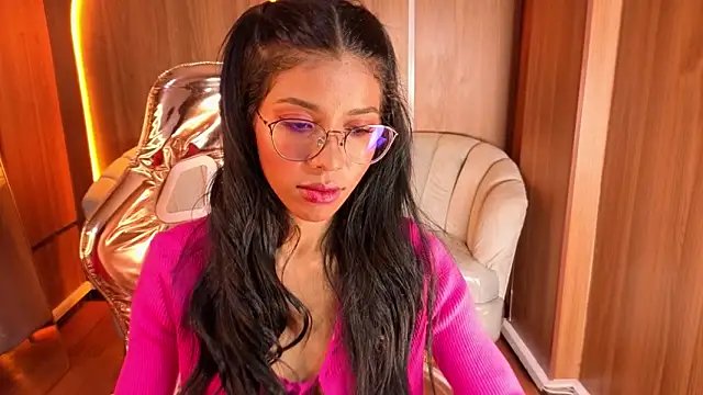 Snapshot of Alina_b_ chatting on June 19, 2026, 7:41 pm Alina b online show from June 19, 2026, 7:41 pm