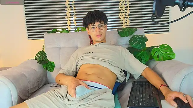 Snapshot of ThiiagoSaeenz chatting on June 18, 2026, 8:14 pm ThiiagoSaeenz online show from June 18, 2026, 8:14 pm