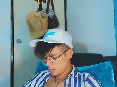 Snapshot of ThiiagoSaeenz chatting on June 11, 2026, 12:32 am ThiiagoSaeenz online show from June 11, 2026, 12:32 am