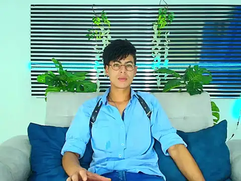 ThiiagoSaeenz online show from February 2, 2026, 1:32 pm