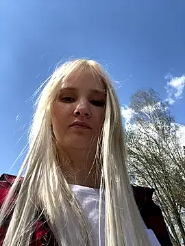 CrystalLili online show from May 5, 2026, 8:39 am