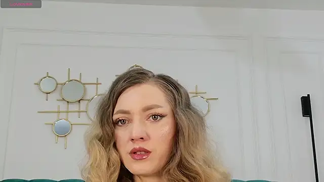 IrisLayne online show from April 20, 2026, 4:37 am