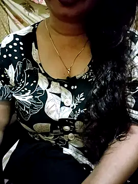 Snapshot of PARI51 chatting on August 3, 2026, 8:58 pm PARI51 online show from August 3, 2026, 8:58 pm