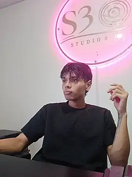 Snapshot of Alejandroo_Montenegro chatting on April 18, 2026, 10:43 pm Alejandroo Montenegro online show from April 18, 2026, 10:43 pm