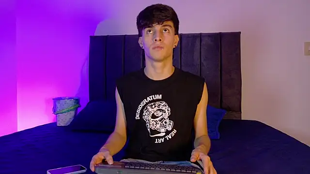 Snapshot of axxxel_twink chatting on August 7, 2026, 2:39 am axxxel twink online show from August 7, 2026, 2:39 am