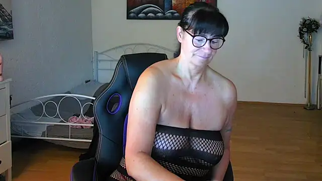Snapshot of Sylly chatting on May 18, 2026, 6:07 am Sylly online show from May 18, 2026, 6:07 am