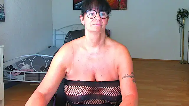 Snapshot of Sylly chatting on May 26, 2026, 6:33 am Sylly online show from May 26, 2026, 6:33 am