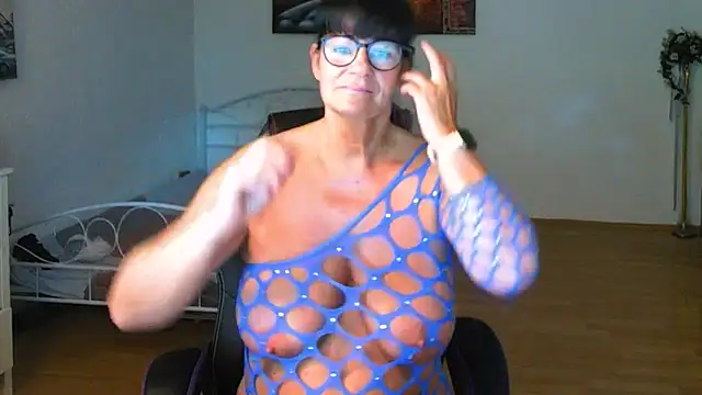 Snapshot of Sylly chatting on June 1, 2026, 5:40 am Sylly online show from June 1, 2026, 5:40 am
