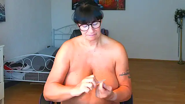 Snapshot of Sylly chatting on July 15, 2026, 6:42 am Sylly online show from July 15, 2026, 6:42 am
