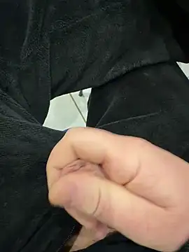 Snapshot of petitsexe52 chatting on March 16, 2026, 6:28 am petitsexe52 online show from March 16, 2026, 6:28 am