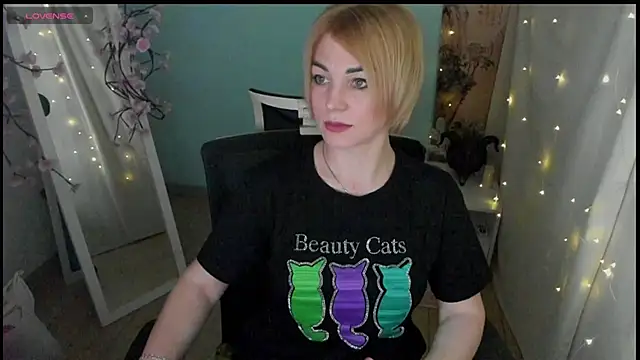 CuttieEmma online show from May 7, 2026, 12:52 pm