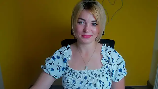 Snapshot of CuttieEmma chatting on August 3, 2026, 11:38 am CuttieEmma online show from August 3, 2026, 11:38 am