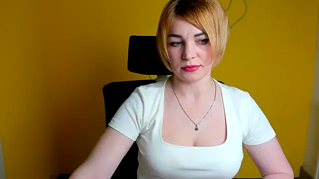 CuttieEmma online show from April 28, 2026, 11:47 am