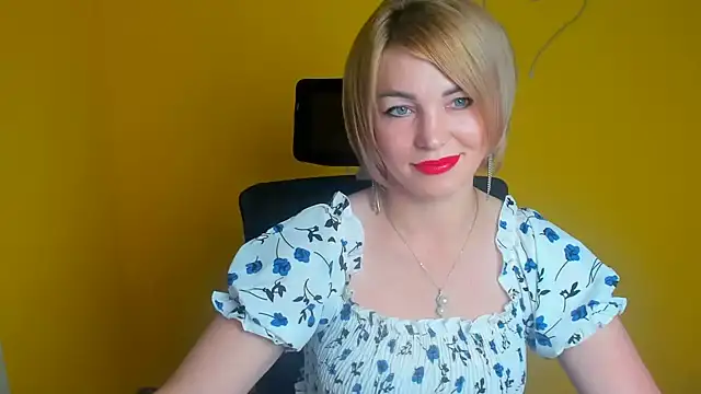 Snapshot of CuttieEmma chatting on July 11, 2026, 12:05 pm CuttieEmma online show from July 11, 2026, 12:05 pm