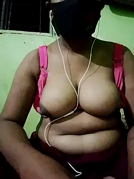 Romantic-Couple999 online show from May 9, 2026, 6:33 pm