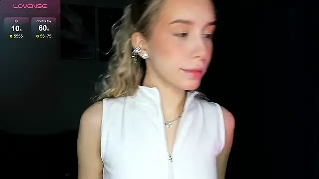 Elysia kiss online show from March 10, 2026, 2:04 am