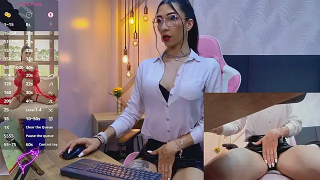 kylliefox  online show from April 25, 2026, 1:36 pm