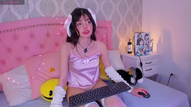 Snapshot of dolly_kitter chatting on June 11, 2026, 2:44 am dolly kitter online show from June 11, 2026, 2:44 am