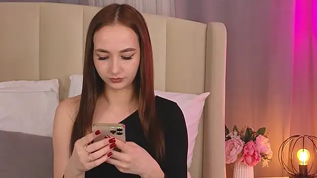Snapshot of KiraLoo chatting on June 20, 2026, 4:45 pm KiraLoo online show from June 20, 2026, 4:45 pm